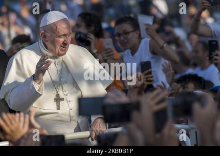 Papa Francesco arriva al Circo massimo di Roma per condurre una veglia di preghiera serale con i giovani, sabato 11 agosto 2018. Migliaia di giovani si sono riuniti per l'incontro con il pontefice in preparazione della prossima Giornata Mondiale della Gioventù che si terrà a Panama il prossimo anno. (Foto di massimo Valicchia/NurPhoto) Foto Stock