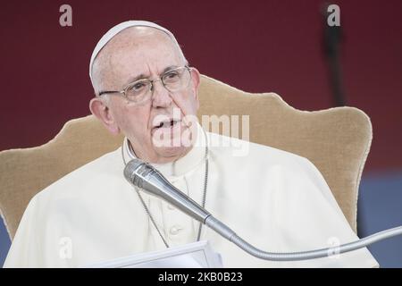 Papa Francesco consegna il suo discorso mentre conduce una veglia di preghiera serale con i giovani, al Circo massimo di Roma, sabato 11 agosto 2018. Migliaia di giovani si sono riuniti per l'incontro con il pontefice in preparazione della prossima Giornata Mondiale della Gioventù che si terrà a Panama il prossimo anno. (Foto di massimo Valicchia/NurPhoto) Foto Stock