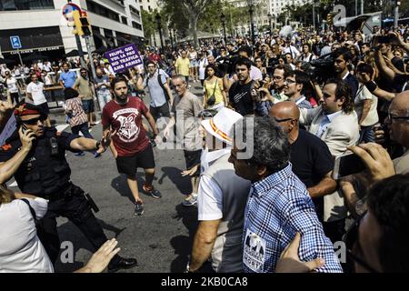 Combatte contro i sostenitori di estrema destra del partito politico VOX e le persone a favore dell'indipendenza durante il primo anniversario commemorativo dell'attacco terroristico ihadista a Barcellona e Cambrils. In Les rambles, Barcellona, il 17 agosto del 2018, Spagna. (Foto di Xavier Bonilla/NurPhoto) Foto Stock