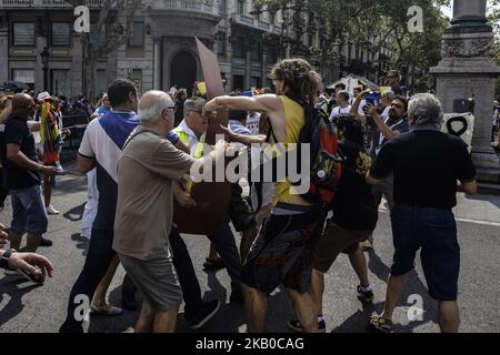 Combatte contro i sostenitori di estrema destra del partito politico VOX e le persone a favore dell'indipendenza durante il primo anniversario commemorativo dell'attacco terroristico ihadista a Barcellona e Cambrils. In Les rambles, Barcellona, il 17 agosto del 2018, Spagna. (Foto di Xavier Bonilla/NurPhoto) Foto Stock