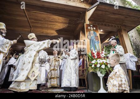 Il sacerdote benedice con acqua sacra ai pellegrini durante le celebrazioni della Santa Trasfigurazione sul monte di Grabarka, in Polonia, il 19 agosto 2018. (Foto di Celestino Arce/NurPhoto) Foto Stock