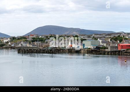 Vista di Stromness dai traghetti NorthLink Ferries, Orkney, Scozia, Regno Unito Foto Stock