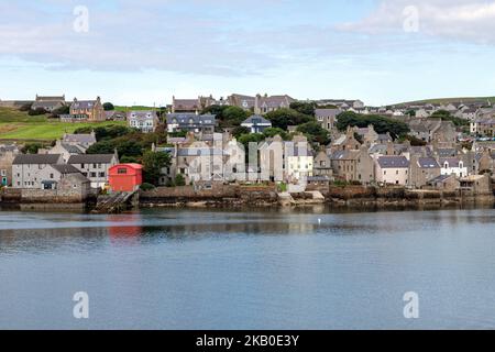 Vista di Stromness dai traghetti NorthLink Ferries, Orkney, Scozia, Regno Unito Foto Stock