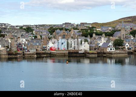 Vista di Stromness dai traghetti NorthLink Ferries, Orkney, Scozia, Regno Unito Foto Stock