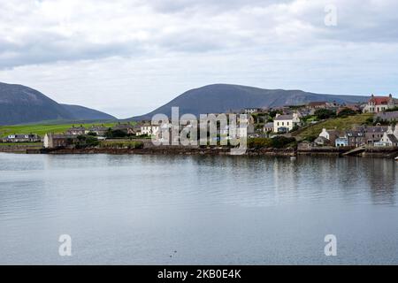 Vista di Stromness dai traghetti NorthLink Ferries, Orkney, Scozia, Regno Unito Foto Stock