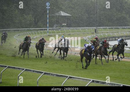 Corse di cavalli all'ippodromo di Nang Loeng a Bangkok, Thailandia, 18 agosto 2018. (Foto di Anusak Laowilas/NurPhoto) Foto Stock