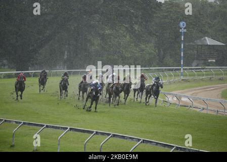 Corse di cavalli all'ippodromo di Nang Loeng a Bangkok, Thailandia, 18 agosto 2018. (Foto di Anusak Laowilas/NurPhoto) Foto Stock