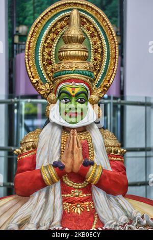 Statua di una danzatrice Kathakali all'aeroporto internazionale di Trivandrum, nella città di Thiruvananthapuram (Trivandrum), Kerala, India, il 8 agosto 2018. Kathakali è una forma tradizionale di danza classica indiana e dramma dallo stato indiano del Kerala. (Foto di Creative Touch Imaging Ltd./NurPhoto) Foto Stock