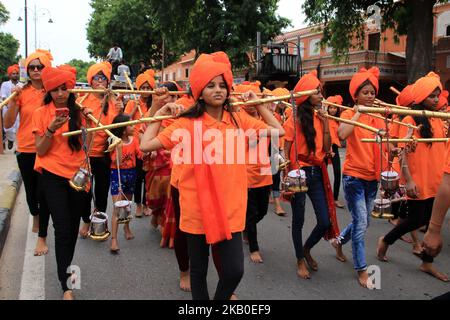 I devoti di Lord Shiva prendono parte alla processione di Kalash e Kawad Yatra durante il mese santo di Sawan a Jaipur, Rajasthan, India, il 19 agosto 2018. I devoti trasportano l'acqua sacra nelle pentole dagli stagni del fiume o del santuario per essere versato sullo Shivlinga nei loro templi della città natale in occasione del mese di Sawan. Questo viaggio a piedi, una volta completato, è supposto per soddisfare i loro desideri e li ha cari al Signore Shiva. (Foto di Vishal Bhatnagar/NurPhoto) Foto Stock