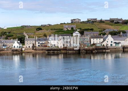 Vista di Stromness dai traghetti NorthLink Ferries, Orkney, Scozia, Regno Unito Foto Stock