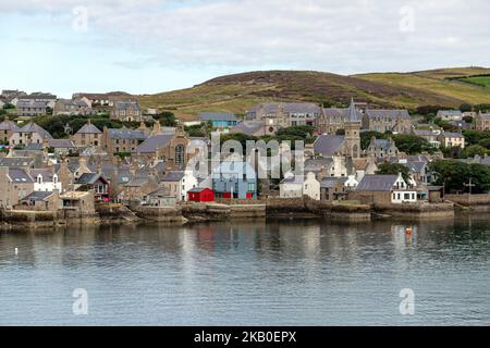 Vista di Stromness dai traghetti NorthLink Ferries, Orkney, Scozia, Regno Unito Foto Stock