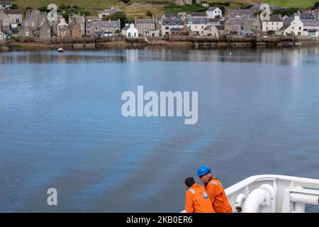 Vista di Stromness dai traghetti NorthLink Ferries, Orkney, Scozia, Regno Unito Foto Stock