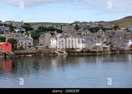 Vista di Stromness dai traghetti NorthLink Ferries, Orkney, Scozia, Regno Unito Foto Stock