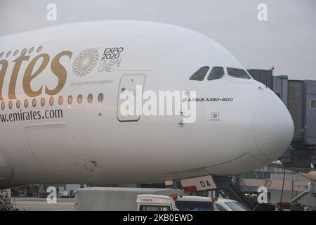 Emirates Airbus A380 attraccato all'aeroporto di Dusseldorf in Germania il 21 agosto 2018. L'aereo a due piani visto durante l'ora d'oro all'aeroporto di Dusseldorf. Emirates opera 2 voli giornalieri con A380 da Dubai International DXB aeroporto, UAE a Dusseldorf International, DUS aeroporto, Germania, voli EK55 e ritorno a Dubai EK 56 e EK57 e ritorno EK 58. Emirates è il più grande operatore di Airbus A380-800 con una flotta di 104 aerei e 58 in più in ordine. (Foto di Nicolas Economou/NurPhoto) Foto Stock