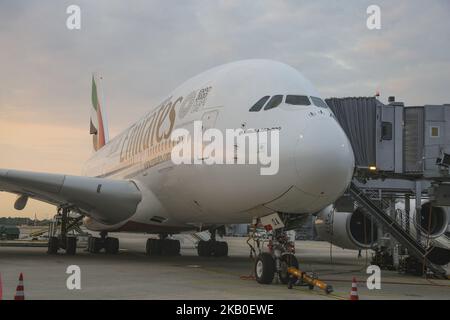 Emirates Airbus A380 attraccato all'aeroporto di Dusseldorf in Germania il 21 agosto 2018. L'aereo a due piani visto durante l'ora d'oro all'aeroporto di Dusseldorf. Emirates opera 2 voli giornalieri con A380 da Dubai International DXB aeroporto, UAE a Dusseldorf International, DUS aeroporto, Germania, voli EK55 e ritorno a Dubai EK 56 e EK57 e ritorno EK 58. Emirates è il più grande operatore di Airbus A380-800 con una flotta di 104 aerei e 58 in più in ordine. (Foto di Nicolas Economou/NurPhoto) Foto Stock