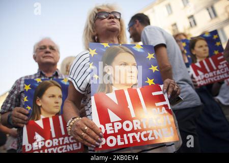 I manifestanti tengono uno striscione durante la protesta dopo la deportazione di Lyudmyla Kozlovska a Varsavia il 23 agosto 2018. (Foto di Maciej Luczniewski/NurPhoto) Foto Stock