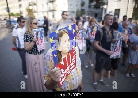 I manifestanti tengono uno striscione durante la protesta dopo la deportazione di Lyudmyla Kozlovska a Varsavia il 23 agosto 2018. (Foto di Maciej Luczniewski/NurPhoto) Foto Stock