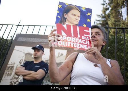 Il protester ha una bandiera durante la protesta dopo la deportazione di Lyudmyla Kozlovska a Varsavia il 23 agosto 2018. (Foto di Maciej Luczniewski/NurPhoto) Foto Stock