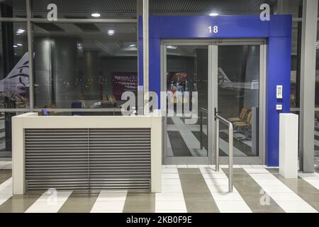 All'interno dell'aeroporto internazionale di Salonicco 'Macedonia' in Grecia. La zona delle porte dopo il recente restauro dal nuovo proprietario tedesco Fraport mattina presto. L'aeroporto di Salonicco con codice SKG o LGTS è il principale punto di accesso per la Grecia settentrionale, con il traffico passeggeri che quest'anno supererà i 7 milioni di euro. È un hub per Aegean Airlines, Olympic Air, Ryanair, Astra Airlines ed Ellinair. L'aeroporto è sia civile che militare. Foto il 21 agosto 2018. (Foto di Nicolas Economou/NurPhoto) Foto Stock