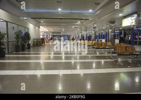 All'interno dell'aeroporto internazionale di Salonicco 'Macedonia' in Grecia. La zona delle porte dopo il recente restauro dal nuovo proprietario tedesco Fraport mattina presto. L'aeroporto di Salonicco con codice SKG o LGTS è il principale punto di accesso per la Grecia settentrionale, con il traffico passeggeri che quest'anno supererà i 7 milioni di euro. È un hub per Aegean Airlines, Olympic Air, Ryanair, Astra Airlines ed Ellinair. L'aeroporto è sia civile che militare. Foto il 21 agosto 2018. (Foto di Nicolas Economou/NurPhoto) Foto Stock