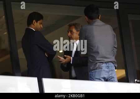 Parigi il 25 agosto 2018, al Parc des Princes di Parigi, il presidente Qatar Nasser al-Khelaifi (R) di Saint-Germain e l'ex Presidente francese Nicolas Sarkozy hanno visto parlare durante la partita di calcio francese Ligue 1 tra Paris Saint-Germain (PSG) vs Angers (SCO). (Foto di Mehdi Taamallah / NurPhoto) Foto Stock