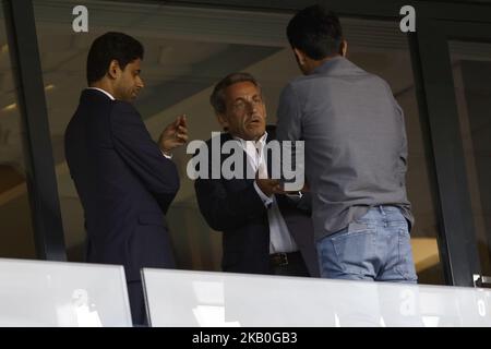 Parigi il 25 agosto 2018, al Parc des Princes di Parigi, il presidente Qatar Nasser al-Khelaifi (R) di Saint-Germain e l'ex Presidente francese Nicolas Sarkozy hanno visto parlare durante la partita di calcio francese Ligue 1 tra Paris Saint-Germain (PSG) vs Angers (SCO). (Foto di Mehdi Taamallah / NurPhoto) Foto Stock