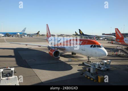 EasyJet Airlines Airbus A320-214 aereo (Austria Liver) all'aeroporto Schiphol di Amsterdam, Paesi Bassi. (Foto di Creative Touch Imaging Ltd./NurPhoto) Foto Stock