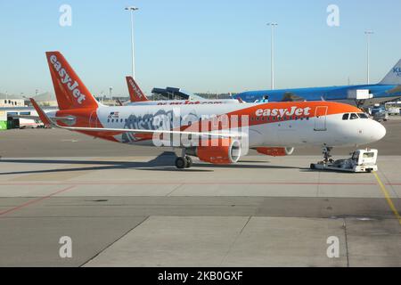 EasyJet Airlines Airbus A320-214 aereo (Austria Liver) all'aeroporto Schiphol di Amsterdam, Paesi Bassi. (Foto di Creative Touch Imaging Ltd./NurPhoto) Foto Stock