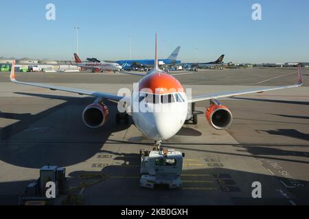 EasyJet Airlines Airbus A320-214 aereo (Austria Liver) all'aeroporto Schiphol di Amsterdam, Paesi Bassi. (Foto di Creative Touch Imaging Ltd./NurPhoto) Foto Stock