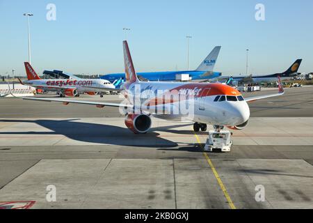 EasyJet Airlines Airbus A320-214 aereo (Austria Liver) all'aeroporto Schiphol di Amsterdam, Paesi Bassi. (Foto di Creative Touch Imaging Ltd./NurPhoto) Foto Stock