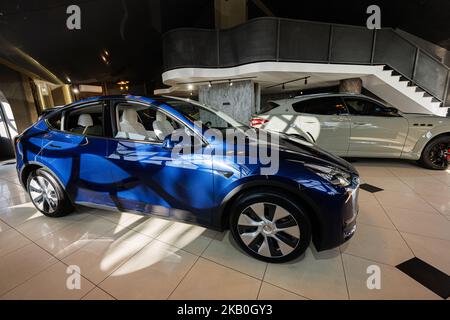 Lviv, Ucraina - 09 ottobre 2022: Tesla Model Y Long Range Dual Motor in auto show room. Foto Stock