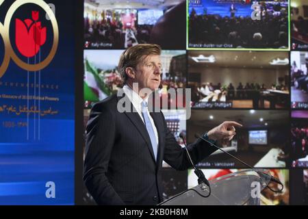 Patrick Kennedy, Auvers-sur-Oise, Francia 25/08/2018 - gli iraniani hanno commemorato i 30.000 prigionieri politici massacrati nel 1988 in Iran, in una conferenza online che si è tenuta simultaneamente in 20 grandi città e capitali d'Europa e del Nord America. Patrick Kennedy, politico americano che è stato membro democratico della Camera dei rappresentanti degli Stati Uniti, ha tenuto il suo discorso alla conferenza. (Foto di Siavosh Hosseini/NurPhoto) Foto Stock