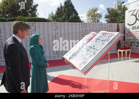 Maryam Rajavi, Patrick Kennedy, Auvers-sur-Oise, Francia 25/08/2018 - gli iraniani hanno commemorato i 30.000 prigionieri politici massacrati nel 1988 in Iran, in una conferenza online che si è tenuta simultaneamente in 20 grandi città e capitali d'Europa e del Nord America. I partecipanti hanno dichiarato il loro sostegno alla rivolta della peopleâ iraniana per rovesciare il regime e al Consiglio Nazionale di resistenza iraniano come alternativa democratica della regimeÂ. Maryam Rajavi, il Presidente eletto del Consiglio Nazionale della resistenza dell'Iran e l'ex congressista statunitense Patrick Kennedy in visita alla mostra delle vittime ira Foto Stock