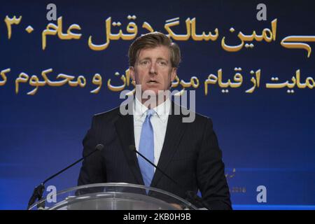 Patrick Kennedy, Auvers-sur-Oise, Francia 25/08/2018 - gli iraniani hanno commemorato i 30.000 prigionieri politici massacrati nel 1988 in Iran, in una conferenza online che si è tenuta simultaneamente in 20 grandi città e capitali d'Europa e del Nord America. Patrick Kennedy, ex membro del Congresso degli Stati Uniti, ha sottolineato il fatto che se il crimine di massacro di 30.000 prigionieri politici in Iran potesse accadere in tempi moderni, potrebbe accadere anche in qualsiasi altro parte del mondo. (Foto di Siavosh Hosseini/NurPhoto) Foto Stock
