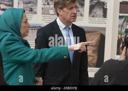 Maryam Rajavi, Patrick Kennedy, Auvers-sur-Oise, Francia 25/08/2018 - gli iraniani hanno commemorato i 30.000 prigionieri politici massacrati nel 1988 in Iran, in una conferenza online che si è tenuta simultaneamente in 20 grandi città e capitali d'Europa e del Nord America. I partecipanti hanno dichiarato il loro sostegno alla rivolta della peopleâ iraniana per rovesciare il regime e al Consiglio Nazionale di resistenza iraniano come alternativa democratica della regimeÂ. Maryam Rajavi, il Presidente eletto del Consiglio Nazionale della resistenza dell'Iran e l'ex congressista statunitense Patrick Kennedy in visita alla mostra delle vittime ira Foto Stock