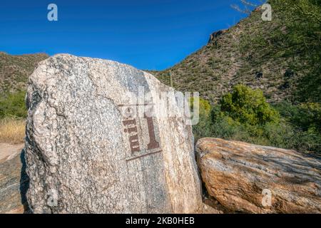 Le attività ricreative del Sabino Canyon offrono una vista ravvicinata di un'enorme roccia contro il cielo blu Foto Stock