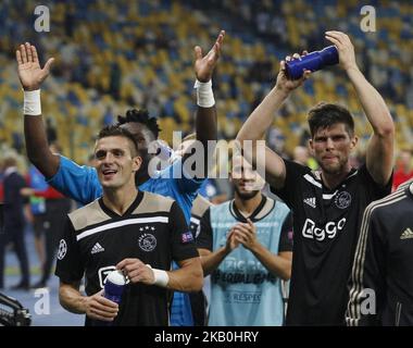 I giocatori di AJAX celebrano la vittoria su Dynamo Kyiv dopo la partita di calcio della UEFA Champions League, seconda tappa tra Ajax Amsterdam e FC Dynamo Kyiv, sullo stadio NSC Olimpiyskiy di Kiev, Ucraina, 28 agosto 2018. (Foto di Str/NurPhoto) Foto Stock