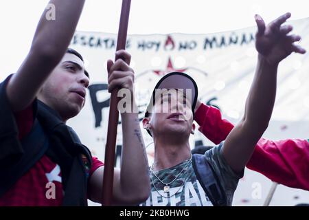 Gli attivisti hanno firmato durante la quarta protesta nazionale contro 'gatillo fÃ¡cila' e la repressione della polizia a Buenos Aires, Argentina, il 27 2018 agosto. (Foto di Gala Abramovich/NurPhoto) Foto Stock