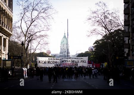 La gente marciò durante la quarta protesta nazionale contro 'gatillo fÃ¡cila' e la repressione della polizia a Buenos Aires, Argentina, il 27 2018 agosto. (Foto di Gala Abramovich/NurPhoto) Foto Stock