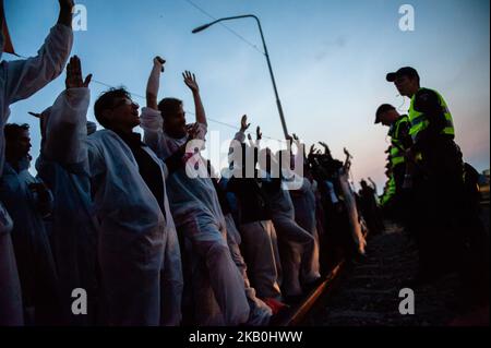 La gente protesta a Farmsum, Paesi Bassi, il 28 agosto 2018 davanti alla compagnia petrolifera NAM. Oltre all'azione di disobbedienza civile del Codice Rood, il 28th agosto si svolge una manifestazione completamente legale contro l'estrazione del gas, organizzata da gruppi locali. Centinaia di persone si sono radunate a Delfzijl per raggiungere a piedi la sede del NAM a Farmsum. Dopo la manifestazione alcuni attivisti si sono avvicinati alla zona delle compagnie petrolifere, la polizia era intervenuta per ripristinare l'ordine utilizzando cani, forza e pepe spray. Alla fine gli attivisti si sono opposti dopo l'intervento della polizia. (Foto di Romy Arroyo Fernandez/NurPh Foto Stock