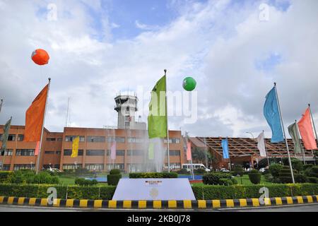 L'aeroporto internazionale di Tribhuwan è decorato per BIMSTEC 2018 a Kathmandu, Nepal il mercoledì 29 agosto 2018. Iniziativa del Golfo del Bengala per la cooperazione tecnica ed economica multisectorale (BIMSTEC) i capi delle nazioni membri arrivano in Nepal per il vertice del BIMSTEC il 30-31 agosto 2018. (Foto di Narayan Maharjan/NurPhoto) Foto Stock