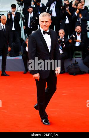 Christoph Waltz cammina sul tappeto rosso davanti alla cerimonia di apertura e alla proiezione del 'primo uomo' durante il Festival del Cinema di Venezia del 75th, a Venezia, il 29 agosto 2018. (Foto di Matteo Chinellato/NurPhoto) Foto Stock