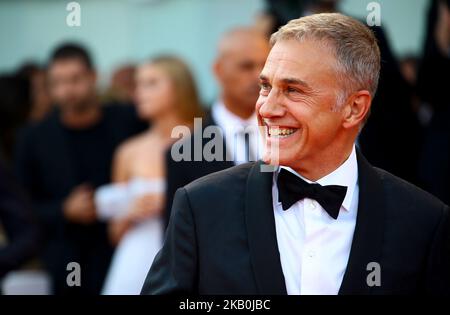 Christoph Waltz cammina sul tappeto rosso davanti alla cerimonia di apertura e alla proiezione del 'primo uomo' durante il Festival del Cinema di Venezia del 75th, a Venezia, il 29 agosto 2018. (Foto di Matteo Chinellato/NurPhoto) Foto Stock