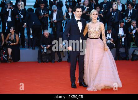 Olivia Hamilton, Damien Chazelle cammina sul tappeto rosso davanti alla cerimonia di apertura e alla proiezione del 'primo uomo' durante il Festival del Cinema di Venezia del 75th, a Venezia, il 29 agosto 2018. (Foto di Matteo Chinellato/NurPhoto) Foto Stock