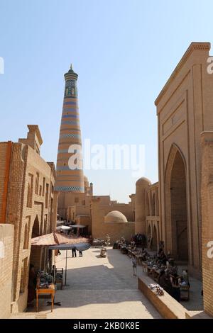 Kori Khana e Shirgazi Khan madrasas, e Islam Khoja Minareto, Ichan Kala (fortezza interna), Khiva, Provincia di Khorezm, Uzbekistan, Asia Centrale Foto Stock