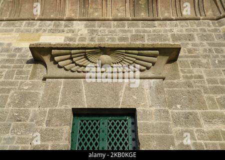 L'architrave ornato sopra la porta del Wellington Monument in Somerset. Si trova sulle colline Blackdown tra Wellington e Taunton. È il Foto Stock