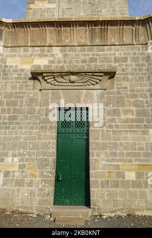 L'architrave ornato sopra la porta del Wellington Monument in Somerset. Si trova sulle colline Blackdown tra Wellington e Taunton. È il Foto Stock