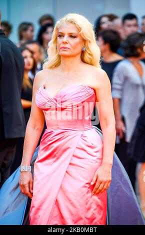 Angela Ismailos cammina sul tappeto rosso davanti alla proiezione "A Star is Born" durante il 75th° Festival del Cinema di Venezia, il 31 agosto 2018. (Foto di Matteo Chinellato/NurPhoto) Foto Stock