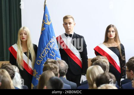 Gli studenti sono visti a Gdynia, Polonia il 1 settembre 2018 il Presidente e la First Lady prendono parte all'inizio della cerimonia dell'anno scolastico nella High School n. 3. Si sono incontrati con gli insegnanti e gli studenti. (Foto di Michal Fludra/NurPhoto) Foto Stock