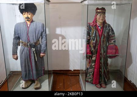 Costumi tradizionali, Museo delle Arti applicate, ha detto Islam Khoja Madrasa, Ichan Kala (fortezza interna), Khiva, Provincia di Khorezm, Uzbekistan, Asia Centrale Foto Stock